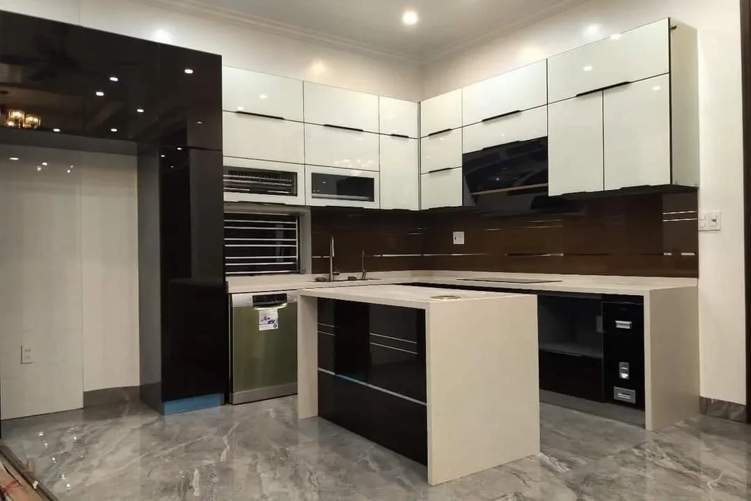 Tủ bếp inox cánh kính sang trọng